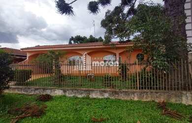 Imagem: A casa possui 4 Dormitórios, 2 Banheiros, 4 Vagas na garagem