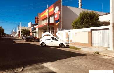 Imagem: A casa possui 3 Dormitórios, 1 Banheiro, 3 Vagas na garagem