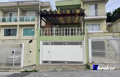 Imagem: A casa possui 4 Dormitórios, 3 Banheiros, 2 Vagas na garagem