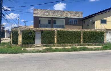 Imagem: A casa possui 3 Dormitórios, 3 Banheiros, 4 Vagas na garagem