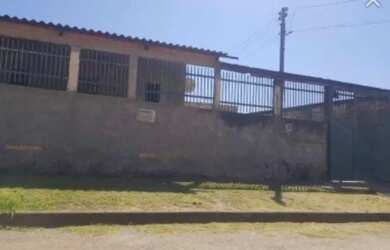 Imagem: A casa possui 3 Dormitórios, 1 Banheiro, 2 Vagas na garagem