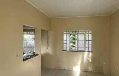 Imagem: A casa possui 2 Dormitórios, 1 Banheiro, 2 Vagas na garagem