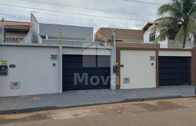 Imagem: A casa possui 3 Dormitórios, 2 Banheiros, 2 Vagas na garagem