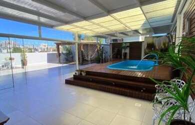 Imagem: A casa possui 4 Dormitórios, 5 Banheiros, 2 Vagas na garagem