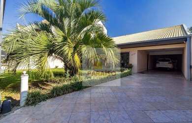 Imagem: A casa possui 4 Dormitórios, 5 Banheiros, 5 Vagas na garagem