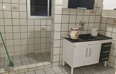 Imagem: A casa possui 4 Dormitórios, 2 Banheiros e 100m² de Área