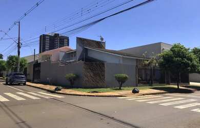 Imagem: A casa possui 4 Dormitórios, 3 Banheiros, 5 Vagas na garagem