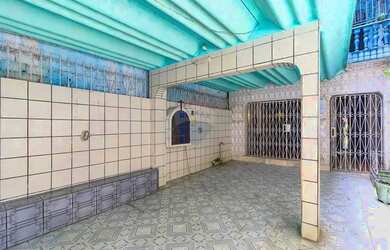 Imagem: A casa possui 4 Dormitórios, 3 Banheiros, 2 Vagas na garagem