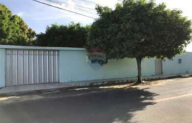 Imagem: A casa possui 3 Dormitórios, 3 Banheiros, 5 Vagas na garagem