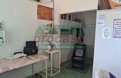 Imagem: A casa possui 5 Dormitórios, 1 Banheiro, 240m² de Área e