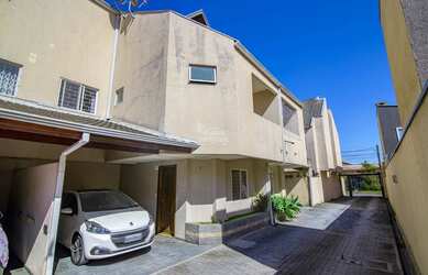 Imagem: A casa possui 3 Dormitórios, 3 Banheiros, 1 Vaga na garagem