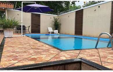 Imagem: A casa possui 3 Dormitórios, Acomodam 12 pessoas, 3 Vagas na