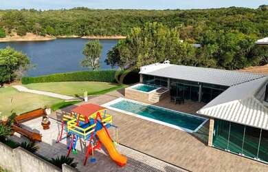 Imagem: A casa possui 5 Dormitórios, 4 Banheiros, 750m² de Área e