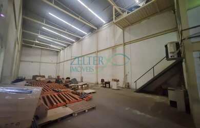 Imagem: O depósito possui 3 Vagas na garagem e 500m² de Área e está