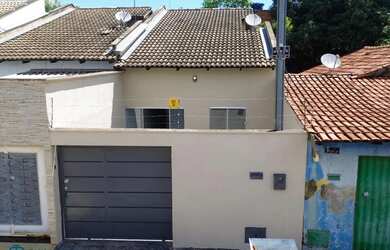 Imagem: A casa possui 2 Dormitórios, 2 Banheiros, 2 Vagas na garagem