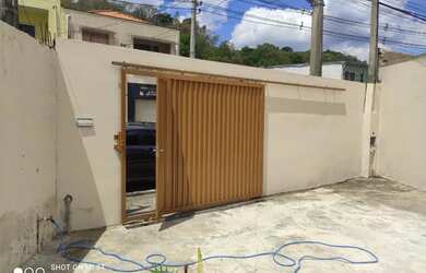 Imagem: A casa possui 2 Dormitórios, 1 Banheiro, 3 Vagas na garagem