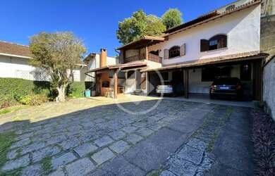 Imagem: A casa possui 3 Dormitórios, 2 Banheiros, 3 Vagas na garagem