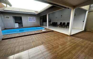 Imagem: A casa possui 3 Dormitórios, 2 Banheiros, 3 Vagas na garagem