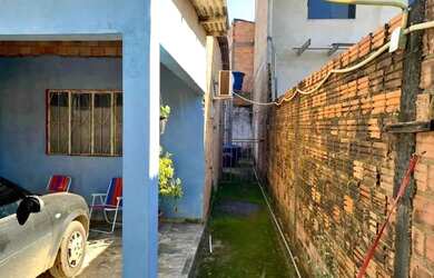 Imagem: A casa possui 2 Dormitórios, 1 Banheiro, 1 Vaga na garagem