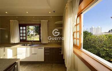 Imagem: A casa possui 4 Dormitórios, 5 Banheiros, 5 Vagas na garagem