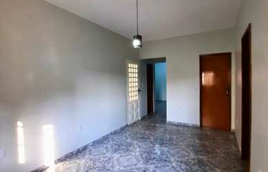 Imagem: A casa possui 3 Dormitórios, 3 Banheiros, 1 Vaga na garagem