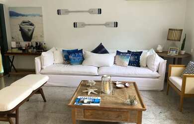 Imagem: A casa possui 4 Dormitórios, 5 Banheiros, 2 Vagas na garagem