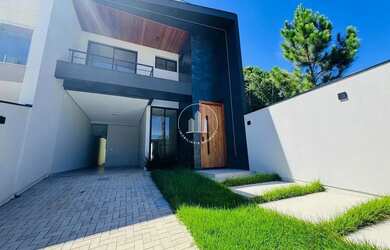 Imagem: A casa possui 3 Dormitórios, 2 Banheiros, 2 Vagas na garagem