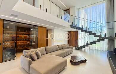 Imagem: A casa possui 3 Dormitórios, 5 Banheiros, 4 Vagas na garagem