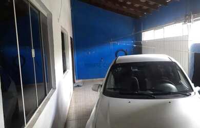 Imagem: A casa possui 3 Dormitórios, 2 Banheiros, 2 Vagas na garagem