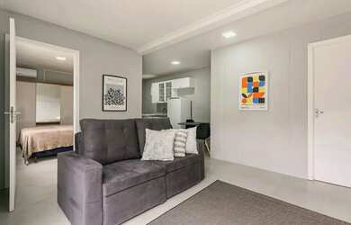 Imagem: O apartamento possui 1 Dormitório, 1 Banheiro, 1 Vaga na garagem