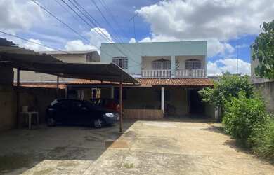 Imagem: A casa possui 4 Dormitórios, 2 Banheiros, 5 Vagas na garagem