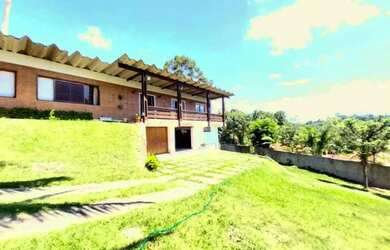 Imagem: A casa possui 3 Dormitórios, 3 Banheiros, 5 Vagas na garagem