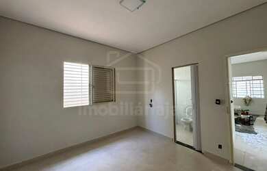 Imagem: A casa possui 2 Dormitórios, 1 Banheiro, 1 Vaga na garagem