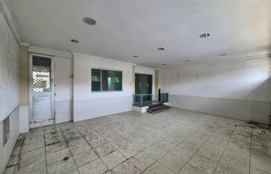 Imagem: A casa possui 3 Dormitórios, 4 Banheiros, 3 Vagas na garagem