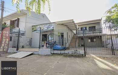 Imagem: A casa possui 2 Dormitórios, 2 Banheiros, 4 Vagas na garagem