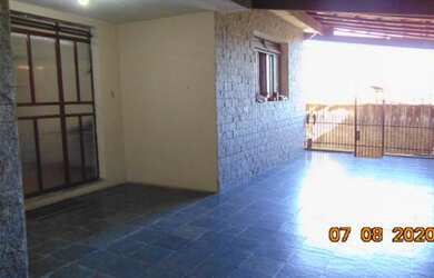 Imagem: A casa possui 3 Dormitórios, 1 Banheiro, 3 Vagas na garagem