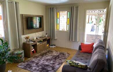 Imagem: A casa possui 4 Dormitórios, 2 Banheiros, 2 Vagas na garagem