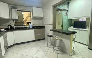 Imagem: A casa possui 3 Dormitórios, 4 Banheiros, 2 Vagas na garagem