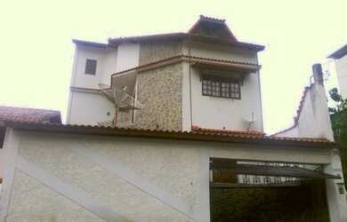 Imagem: A casa possui 4 Dormitórios, 4 Banheiros, 2 Vagas na garagem