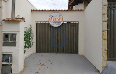 Imagem: A casa possui 3 Dormitórios, 2 Banheiros, 3 Vagas na garagem