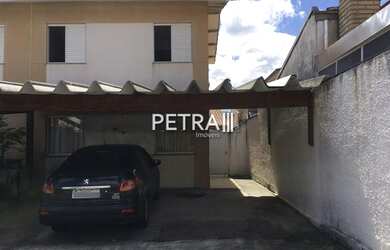 Imagem: A casa possui 3 Dormitórios, 2 Banheiros, 3 Vagas na garagem