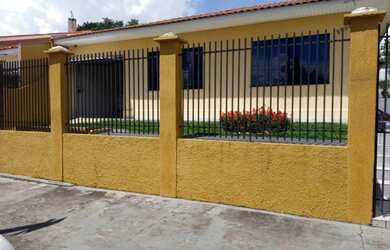 Imagem: A casa possui 3 Dormitórios, 3 Banheiros, 4 Vagas na garagem