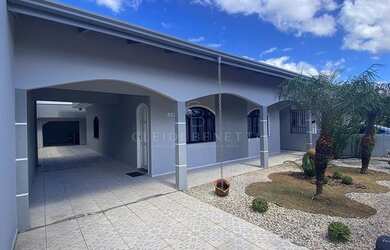 Imagem: A casa possui 3 Dormitórios, 2 Banheiros, 4 Vagas na garagem