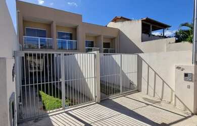 Imagem: A casa possui 2 Dormitórios, 2 Banheiros, 2 Vagas na garagem