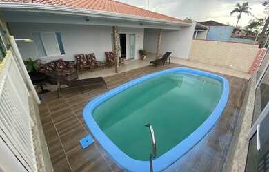 Imagem: A casa possui 3 Dormitórios, 3 Banheiros, 4 Vagas na garagem