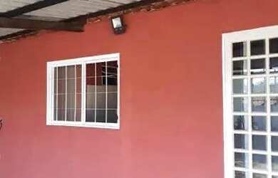 Imagem: A casa possui 2 Dormitórios, 1 Banheiro, 1 Vaga na garagem