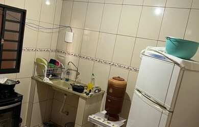 Imagem: A casa possui 1 Dormitório, 1 Banheiro, 2 Vagas na garagem