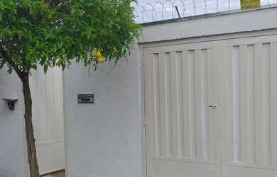 Imagem: A casa possui 3 Dormitórios, 2 Banheiros, 2 Vagas na garagem