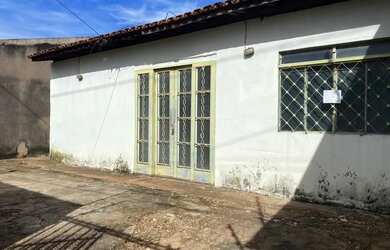 Imagem: A casa possui 3 Dormitórios, 1 Banheiro e 2 Vagas na garagem