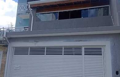 Imagem: A casa possui 3 Dormitórios, 3 Banheiros, 4 Vagas na garagem